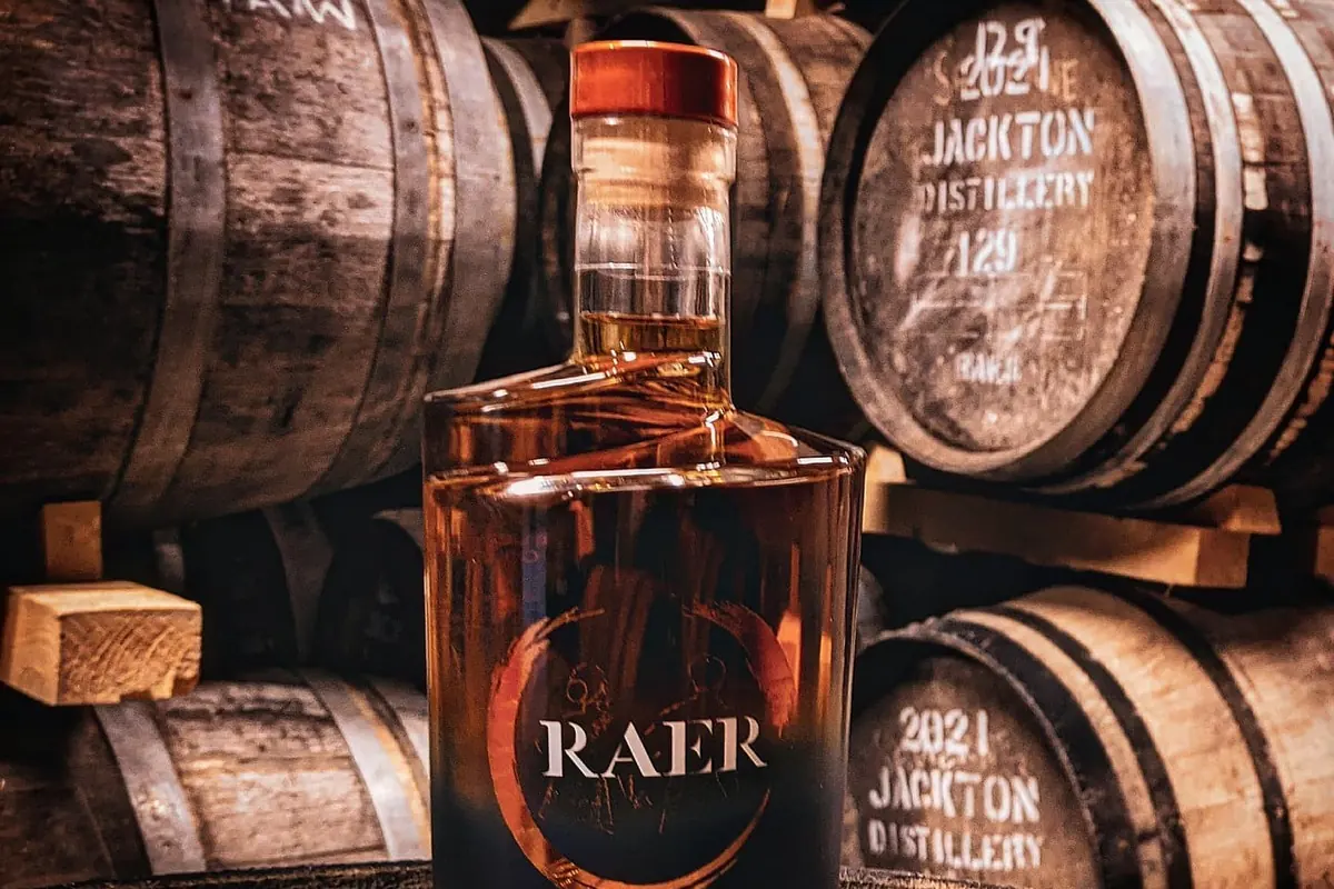 Chai RAER Oloroso Expression đặt trước thùng gỗ sồi từng chứa sherry oloroso tại Jackton Distillery, minh họa cask finishing