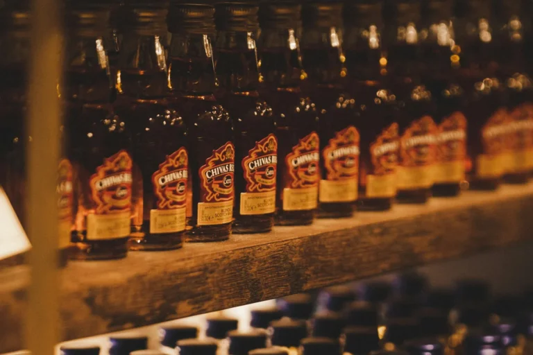 Dãy chai mini Chivas Regal nhãn blended scotch whisky xếp trên kệ gỗ