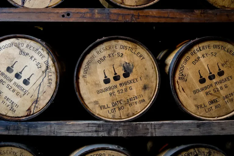 Kho ủ Bourbon nhiều tầng ở nhà máy Woodford Reserve, Kentucky, các dãy thùng sồi xếp dọc theo giá gỗ