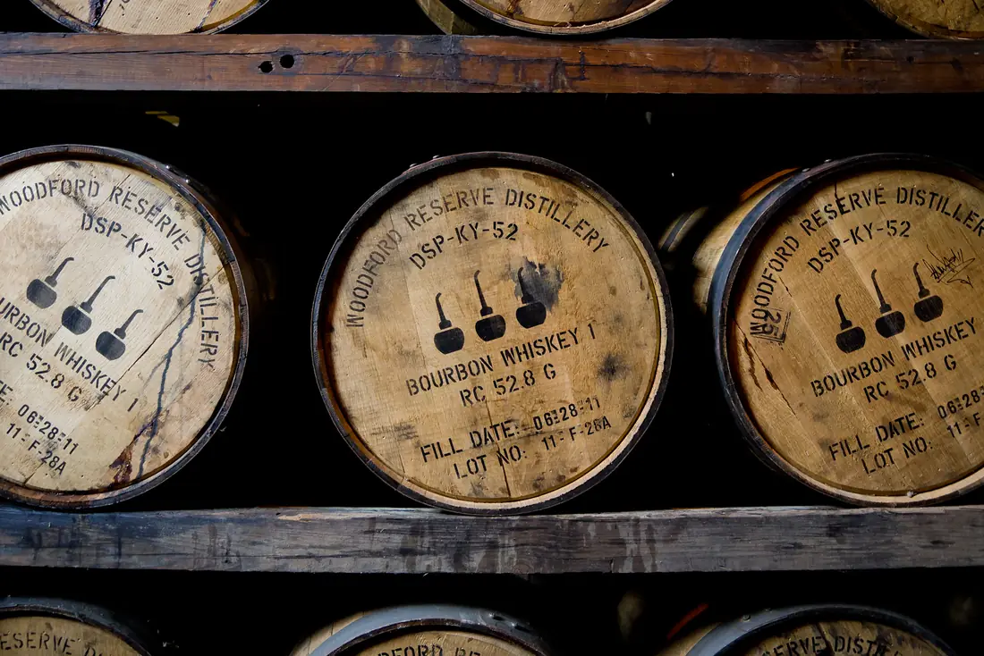 Kho ủ Bourbon nhiều tầng ở nhà máy Woodford Reserve, Kentucky, các dãy thùng sồi xếp dọc theo giá gỗ