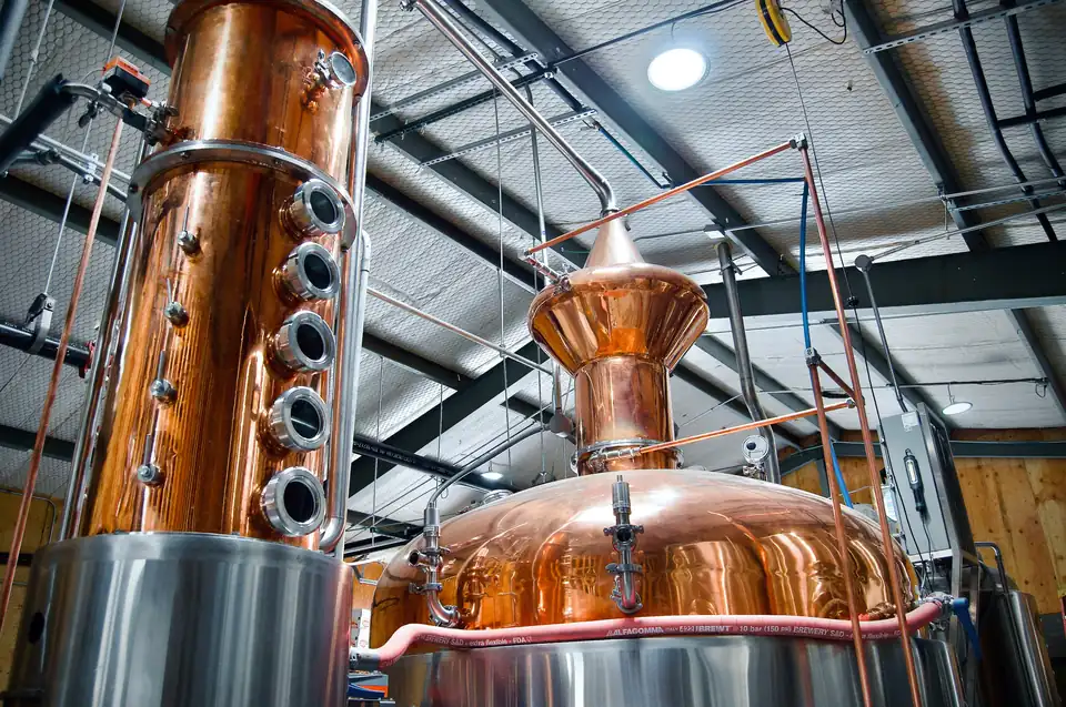 Cột chưng cất liên tục và nồi đồng pot still, minh họa blended whisky là gì và cách tạo grain, malt