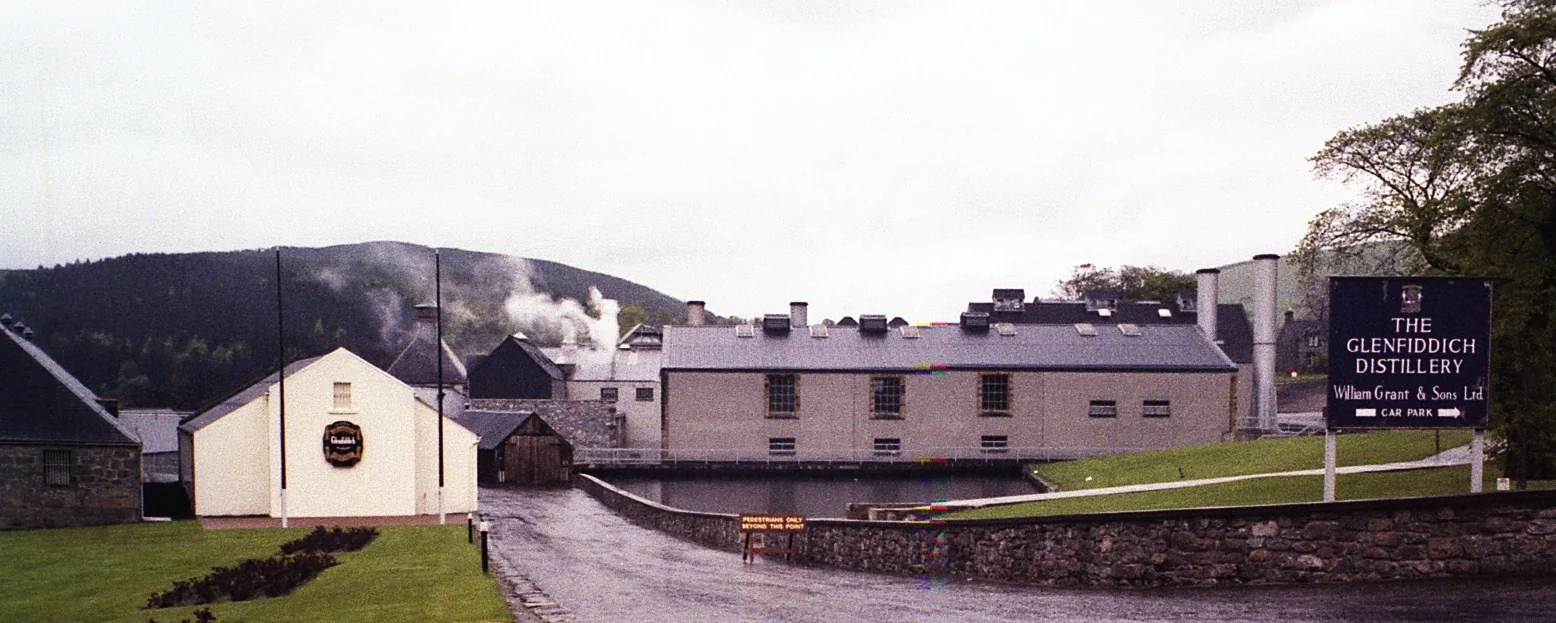 Cổng vào nhà máy whisky Glenfiddich ở Dufftown, Speyside, biển hiệu William Grant and Sons, ảnh chụp năm 1979