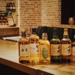 Các chai whisky Nhật Bản single malt và blended bày trên quầy bar