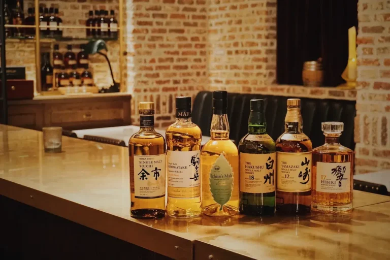 Các chai whisky Nhật Bản single malt và blended bày trên quầy bar