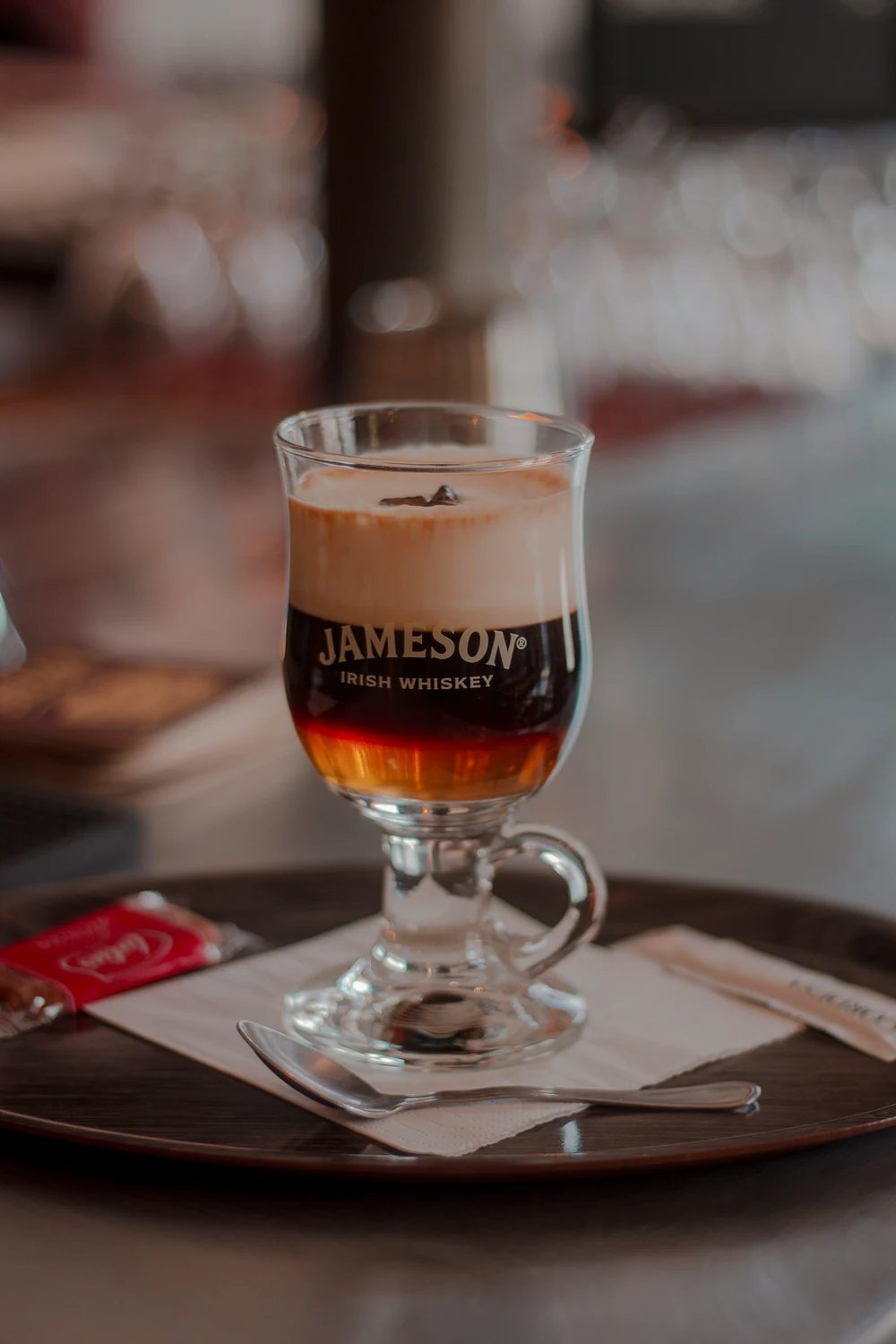 Ly Irish Coffee pha whiskey Ireland, lớp kem tươi phủ trên mặt cà phê