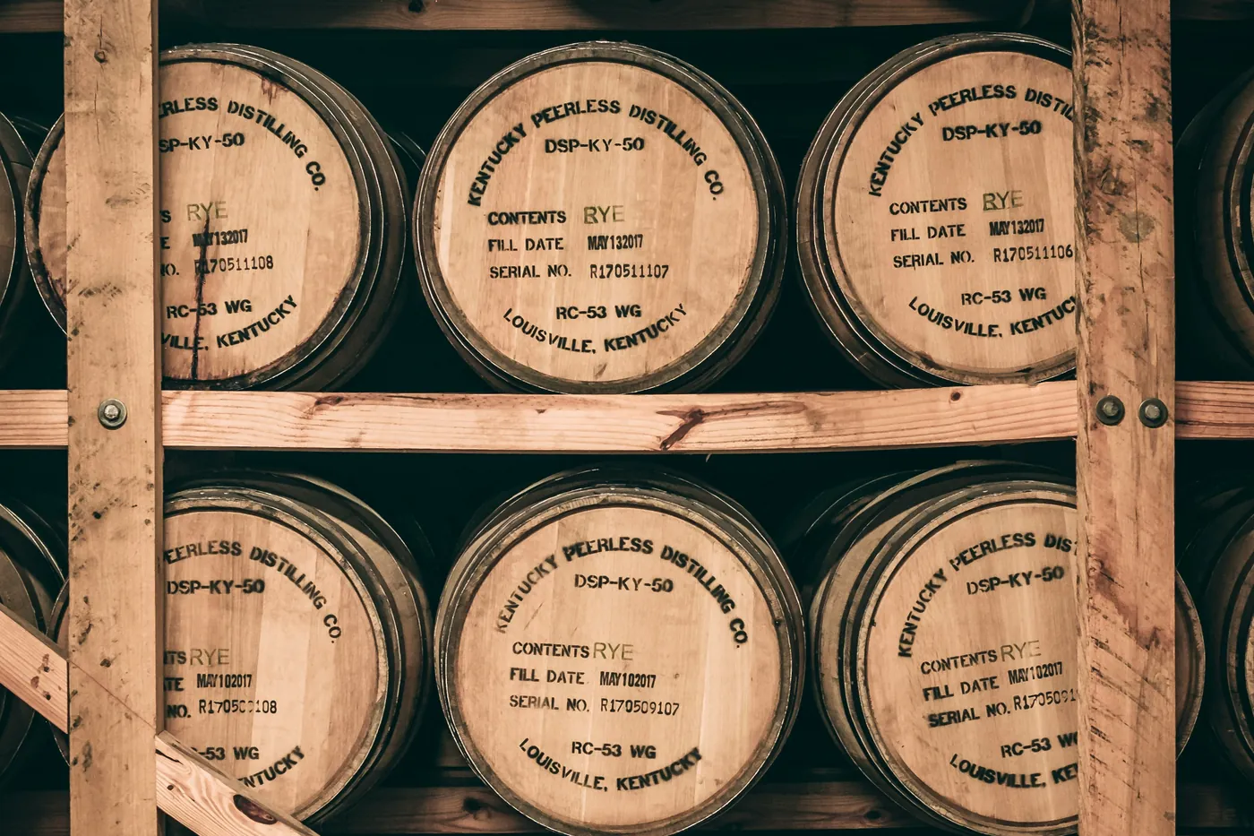 Dãy thùng gỗ sồi đựng whisky rye xếp trên giàn trong kho ủ ở Kentucky