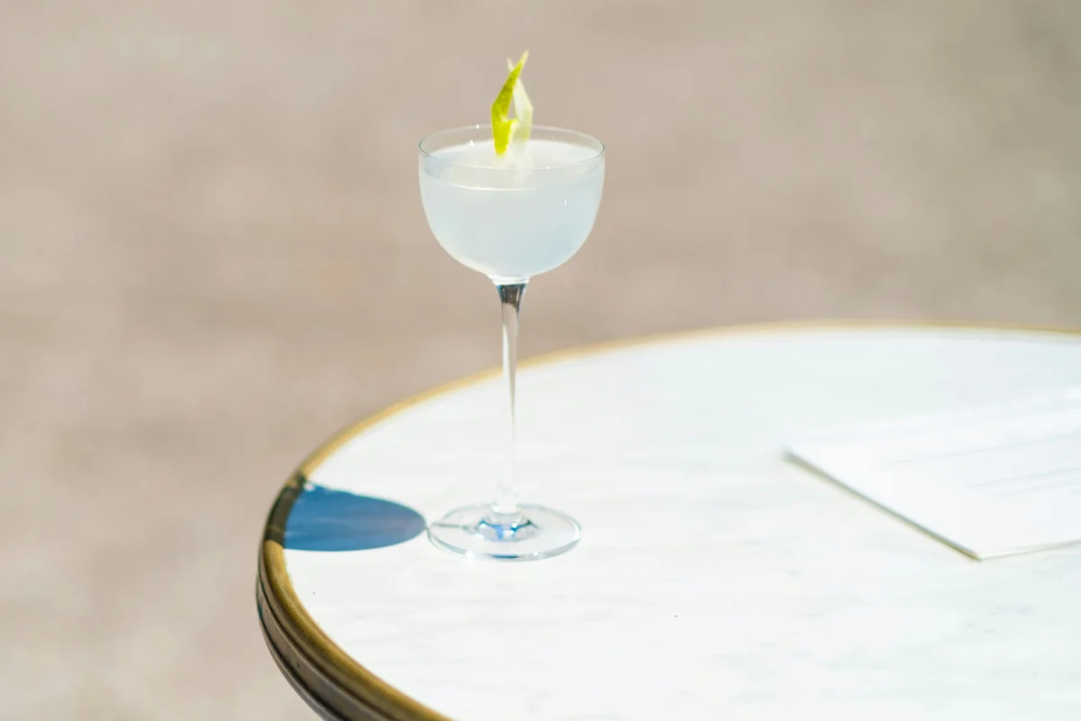 Ly cocktail Daiquiri cổ điển trong ly coupe, trang trí vỏ chanh xoắn