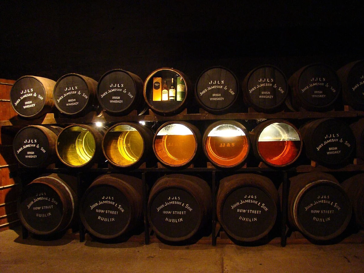 Dãy thùng ủ whisky cho thấy màu rượu đậm dần theo số năm ủ