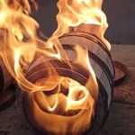 Thùng ủ whisky đang được nung cháy bằng lửa lớn, chuẩn bị cho quá trình ủ