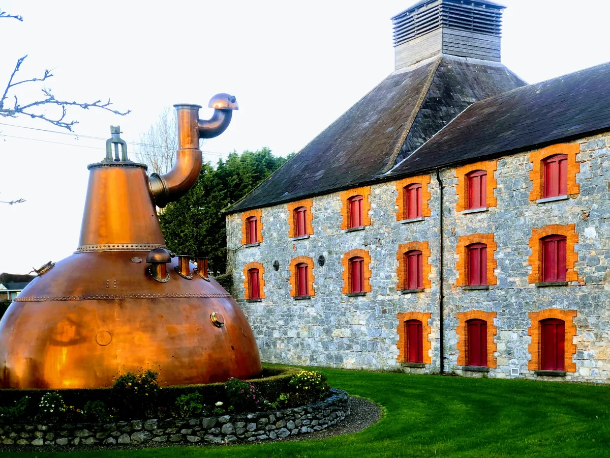 Nồi đồng pot still chưng cất single malt, minh họa bài single malt là gì