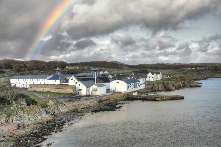 Nhà máy chưng cất scotch whisky Ardbeg trên đảo Islay, Scotland
