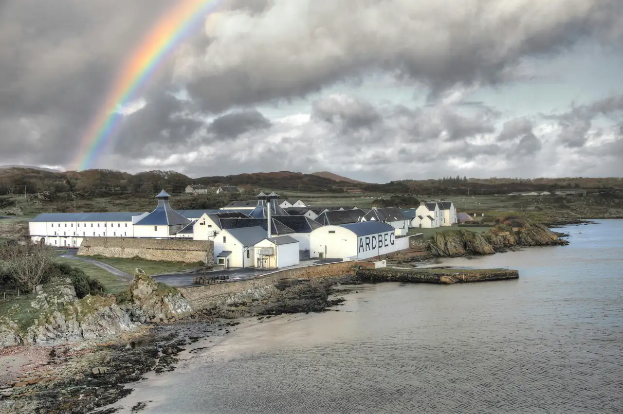 Nhà máy chưng cất scotch whisky Ardbeg trên đảo Islay, Scotland