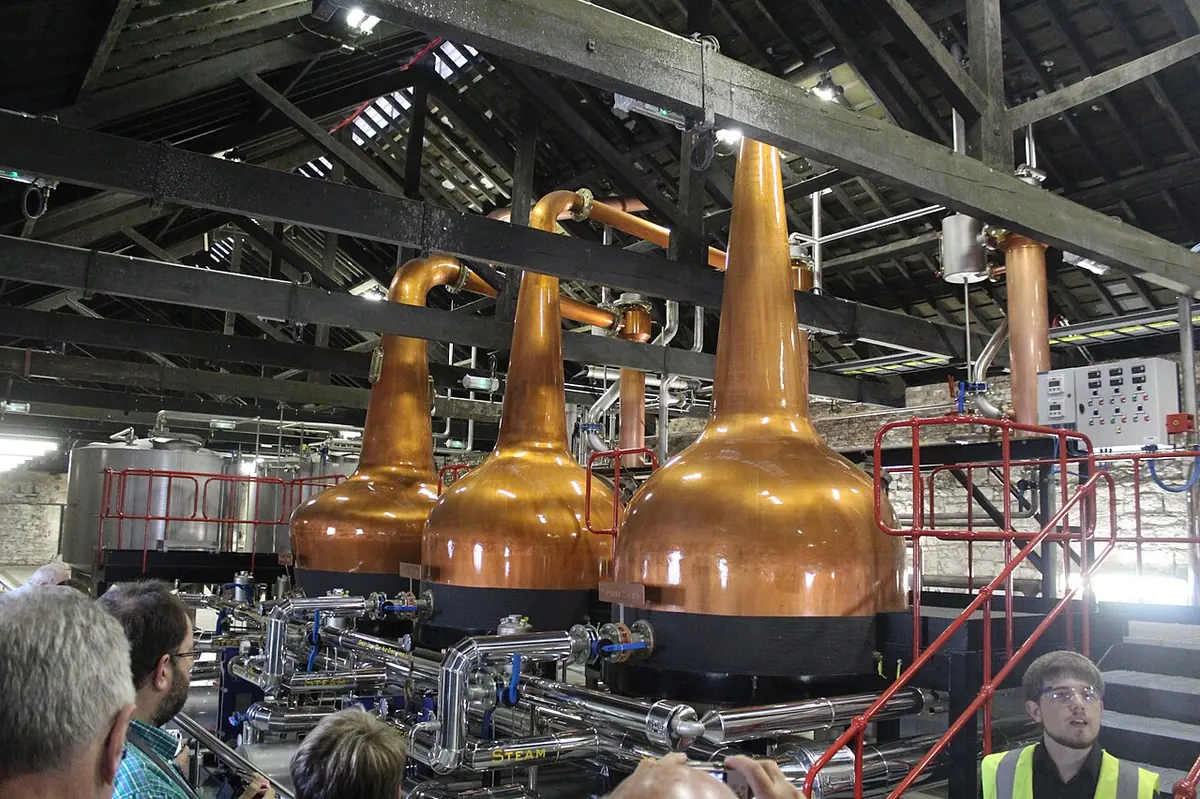 Ba nồi đồng chưng cất whiskey Ireland tại nhà máy Jameson ở Midleton