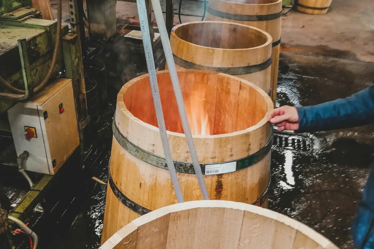 Thợ đóng thùng dùng lửa uốn cong và xử lý nhiệt gỗ sồi khi dựng thùng whisky