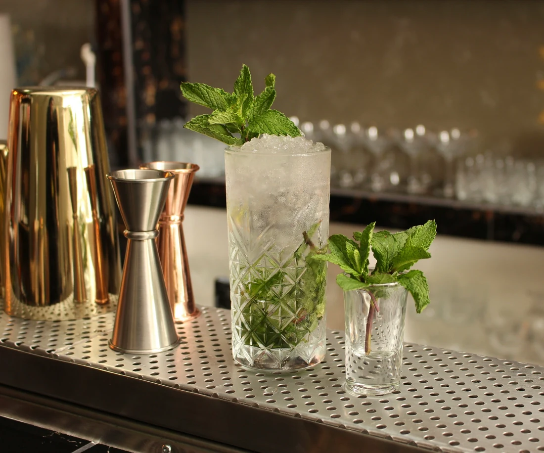 Ly Virgin Mojito, một mocktail quen thuộc, đầy đá bào và bạc hà tươi trên quầy bar