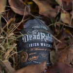 Chai whiskey Ireland The Dead Rabbit nằm giữa lá khô mùa thu