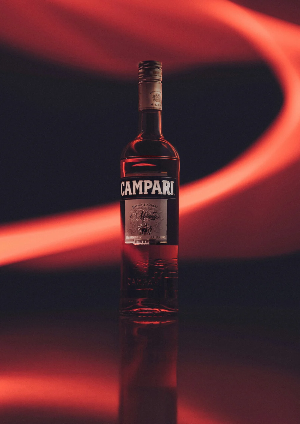 Chai Campari màu đỏ đặc trưng dùng pha Negroni