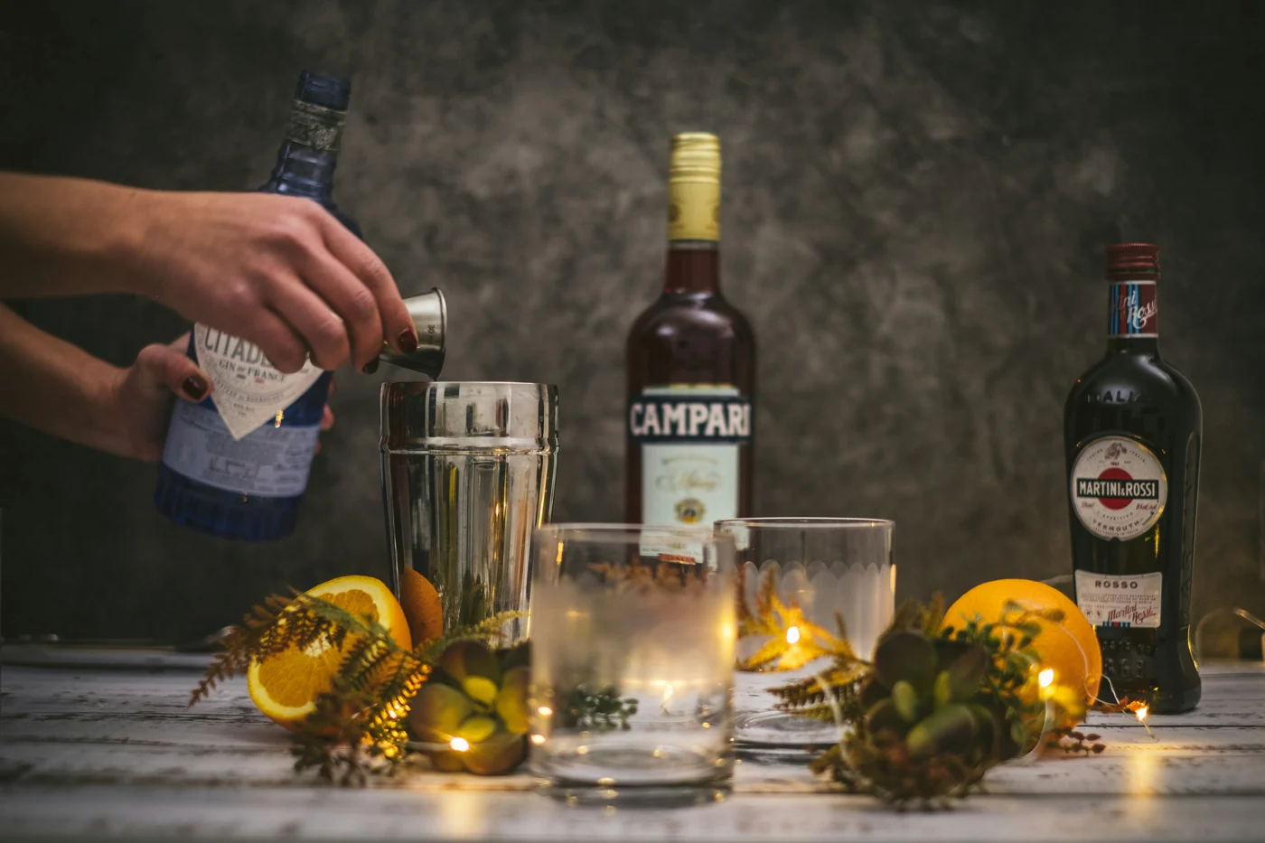 Gin, Campari và vermouth ngọt đang được rót vào bình lắc
