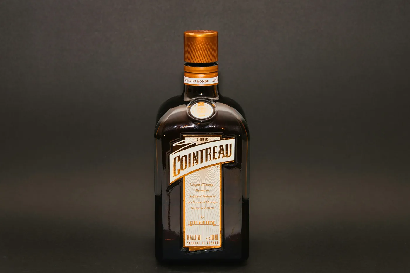 Chai rượu mùi cam Cointreau trên nền tối