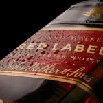 Giọt nước đọng trên nhãn Johnnie Walker Red Label, cận cảnh chữ Blended Scotch Whisky