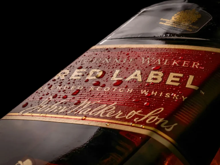 Giọt nước đọng trên nhãn Johnnie Walker Red Label, cận cảnh chữ Blended Scotch Whisky