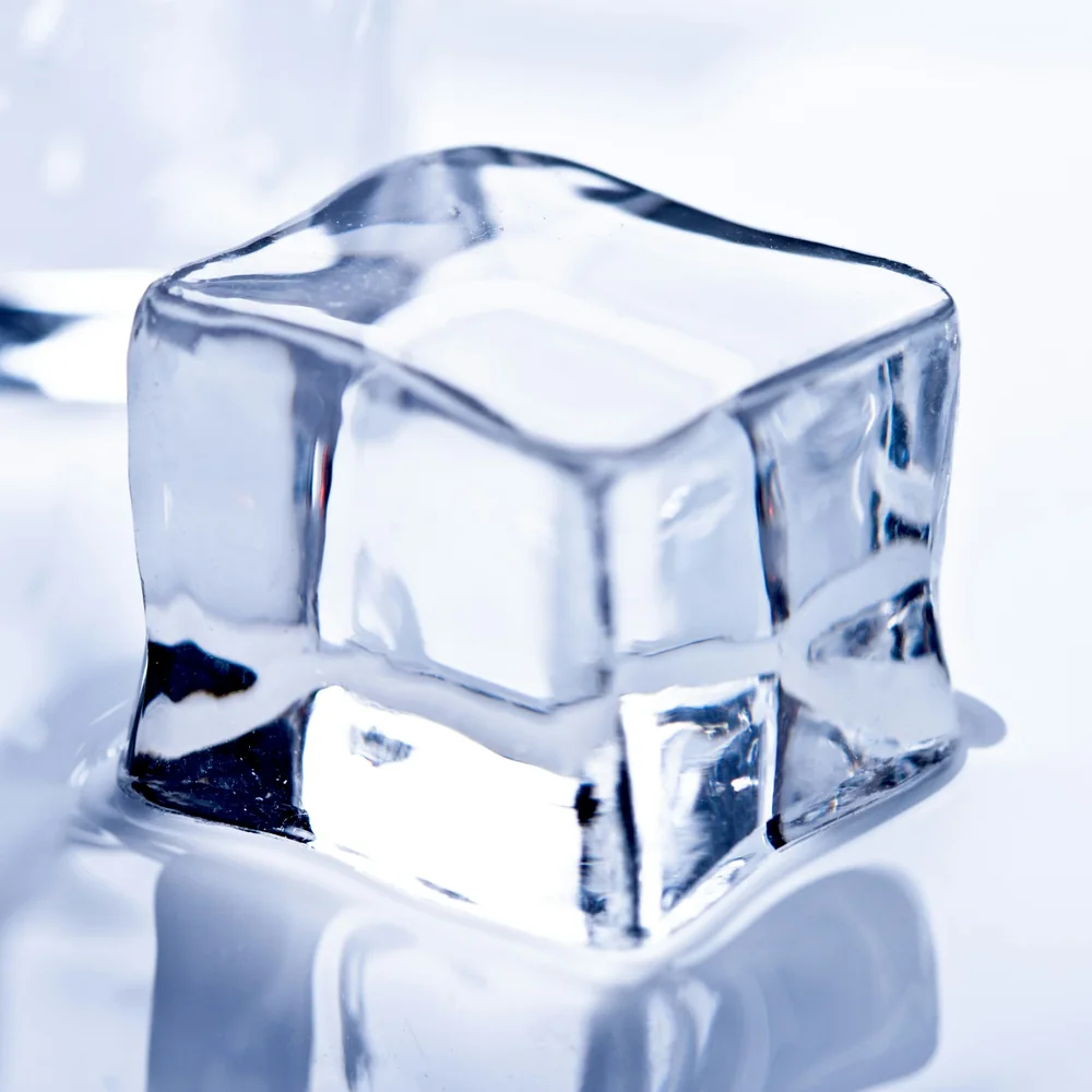 Một viên đá trong suốt hình vuông, loại clear ice dùng trong quầy bar
