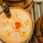 Thùng gỗ sồi và chai whisky, minh hoạ quy trình sản xuất whisky sáu bước