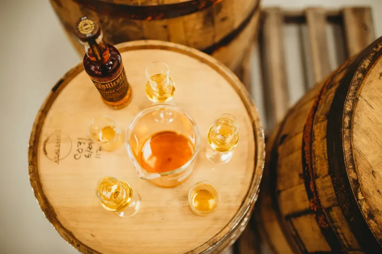 Thùng gỗ sồi và chai whisky, minh hoạ quy trình sản xuất whisky sáu bước