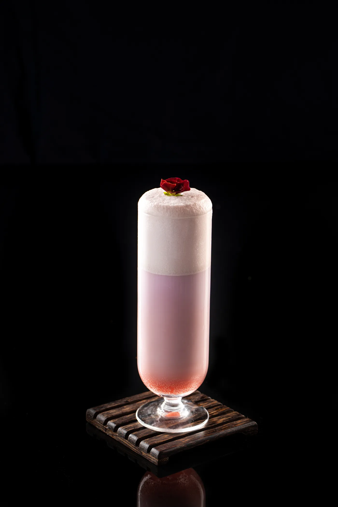 Ly cocktail hồng có lớp foam dày, trang trí một bông hồng nhỏ