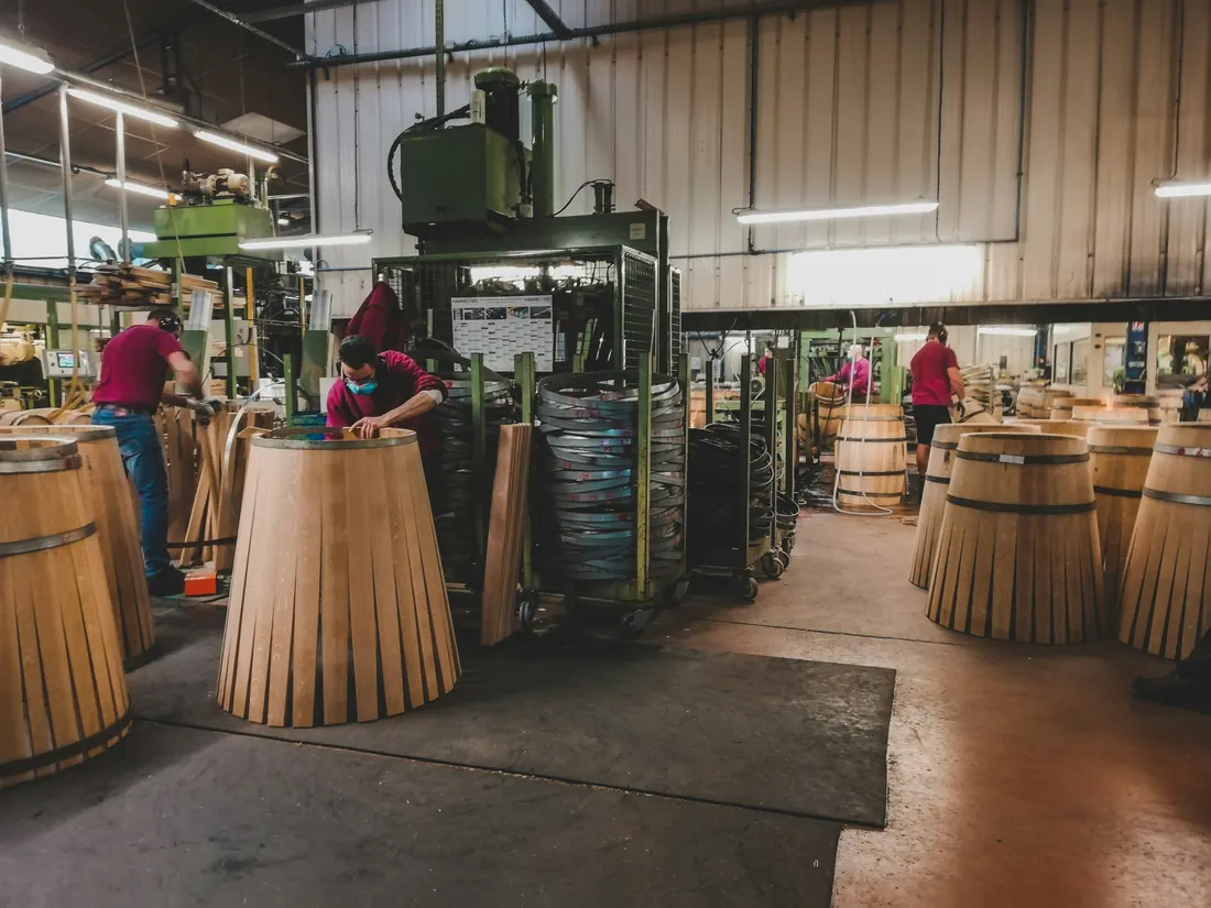 Công nhân đóng thùng gỗ sồi trong xưởng cooperage, dùng để ủ whisky