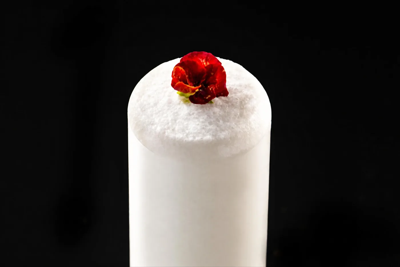 Ly Ramos Gin Fizz với cột bọt trắng mịn nhô cao khỏi miệng ly