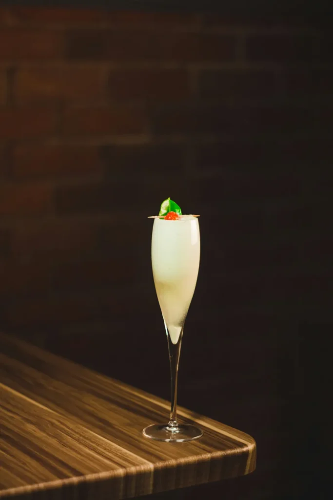 Ly cocktail pha cùng champagne