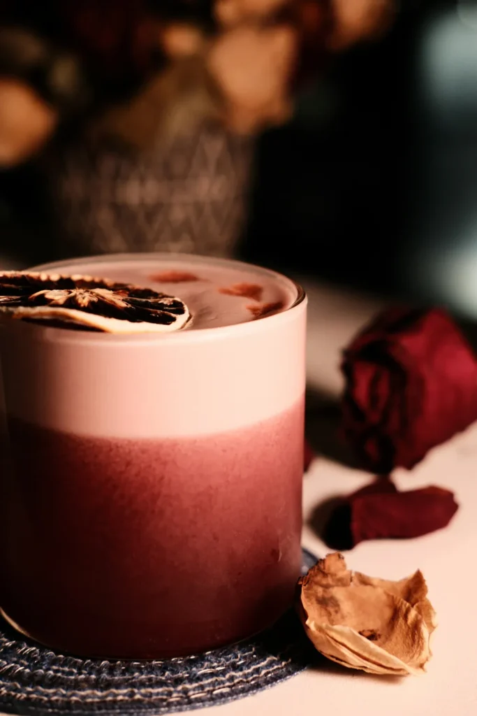 Ly cocktail có vang đỏ, lòng trắng trứng và chanh